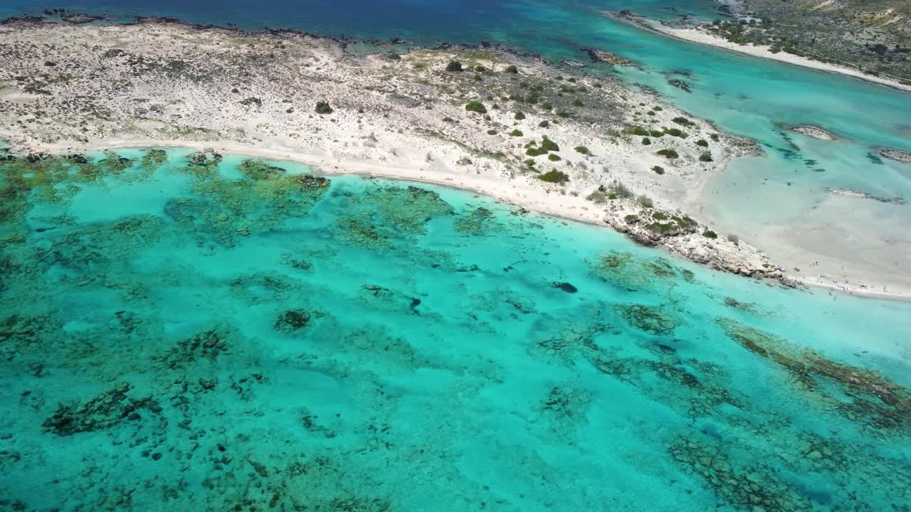 vista aérea de la laguna elafonisi con idílicas playas exóticas y aguas cristalinas en creta, grecia