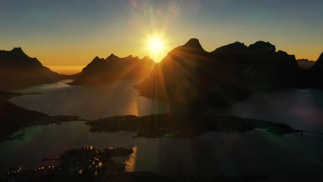 Abendsonnenuntergang-Lofoten-Inseln-Norwegen.-Reine-Lofoten-Ist-Ein-Archipel-In-Der-Grafschaft-Nordland,-Norwegen.