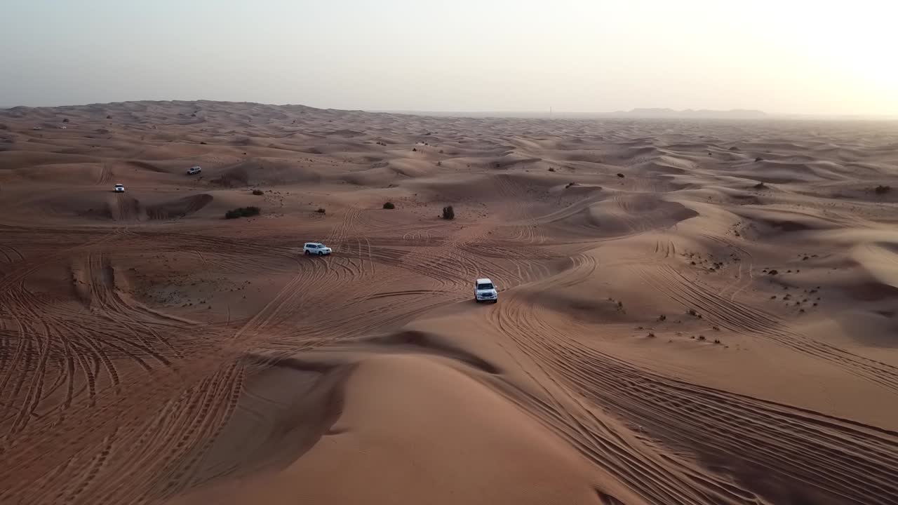 safari por el desierto de dubai - imágenes de drones