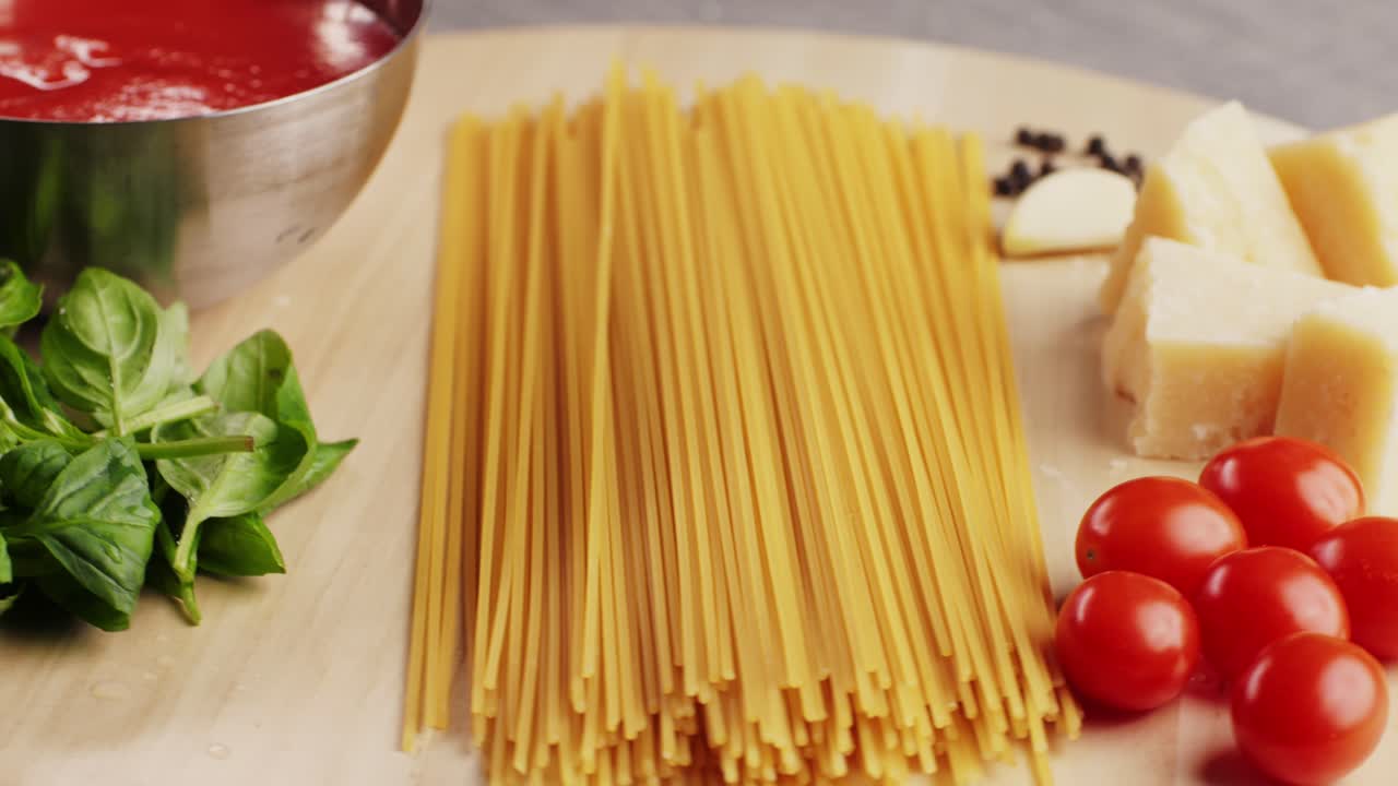Ingredients for Spaghetti with Tomato Sauce