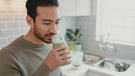 hombre bebiendo un jugo verde para la salud
