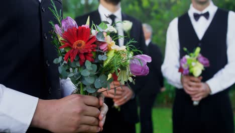 los novios con un ramo de flores 4k 4k