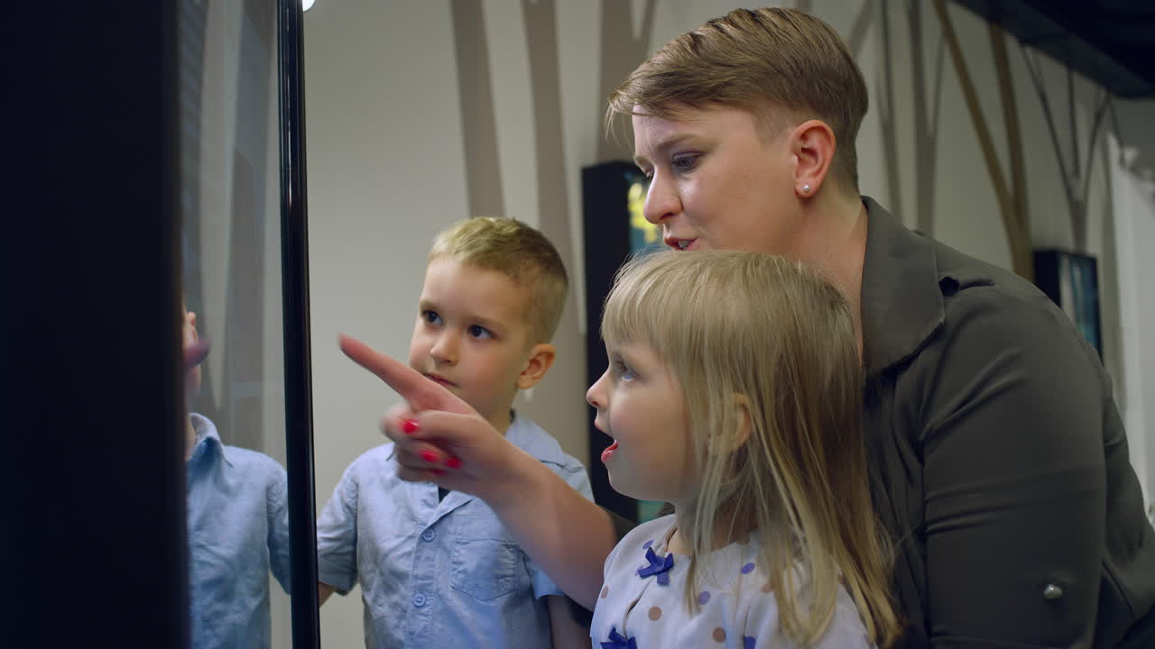 인터랙티브 터치 스크린을 사용하여 박물관에서 재미있는 가족, 중간