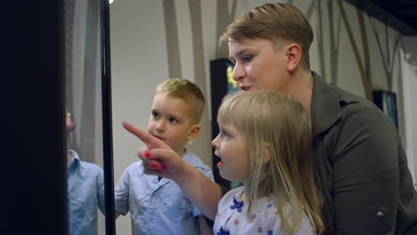 Familie-Hat-Spaß-Im-Museum,-Mit-Interaktivem-Touchscreen,-Halbtotale