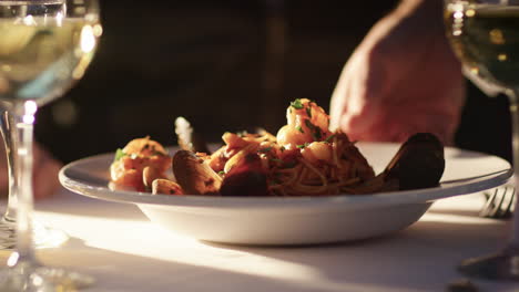 Un-Hermoso-Plato-De-Pasta-Se-Presenta-Ante-Un-Huésped-Del-Restaurante.