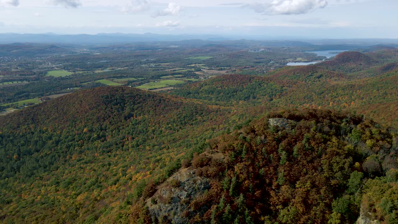 colinas del estado de new hampshire en el paisaje forestal de américa - vista de establecimiento volador