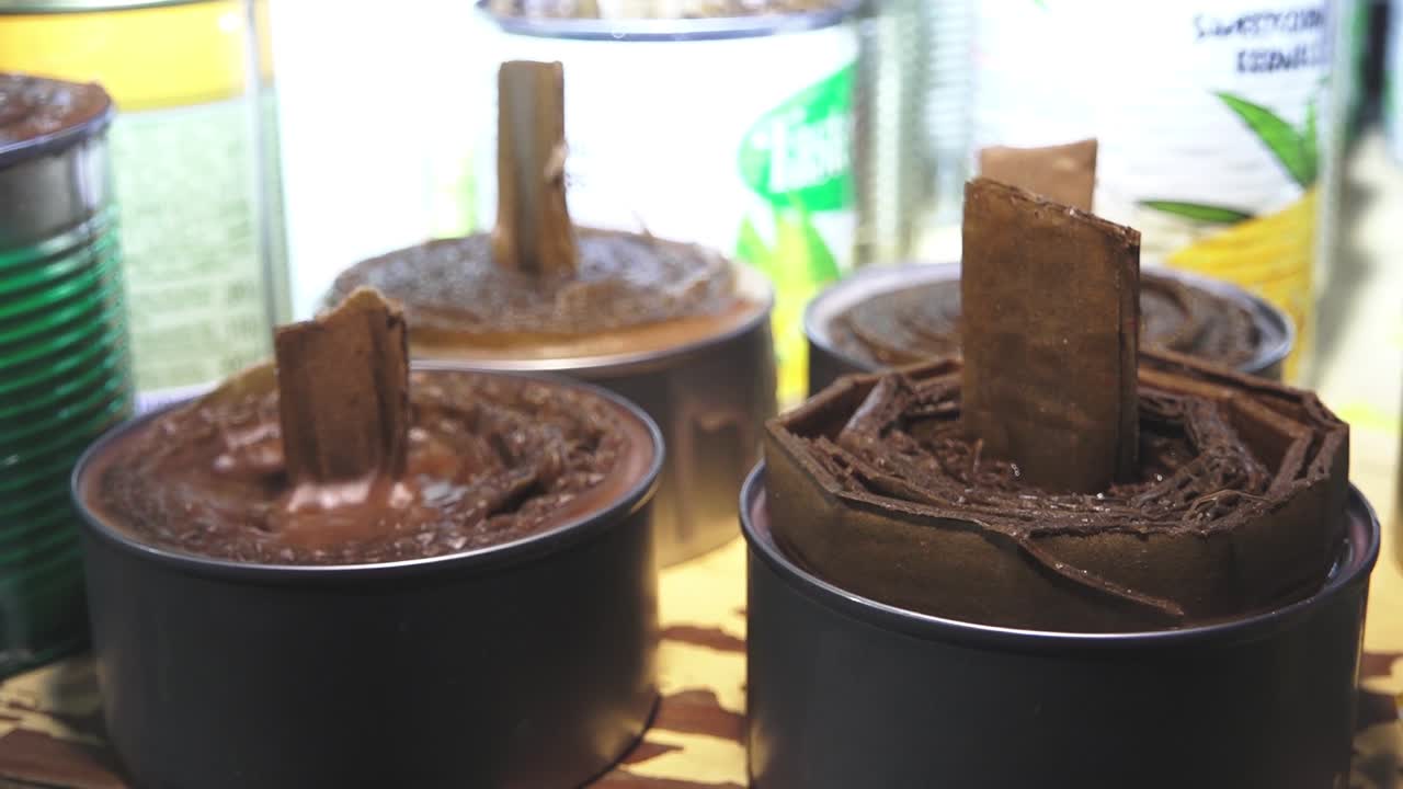 las velas de trinchera están hechas por ayudantes voluntarios