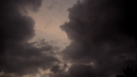 Lluvia-Antes-De-Las-Nubes-De-La-Tarde-Y-El-Cielo-Magnífico-En-Las-Nubes-De-Lapso-De-Tiempo-De-Movimiento-Rápido