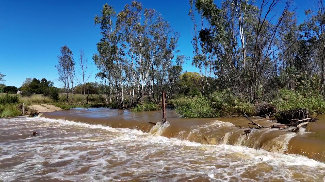 Riprese drone di un guado allagato con detriti nel Limpopo rurale