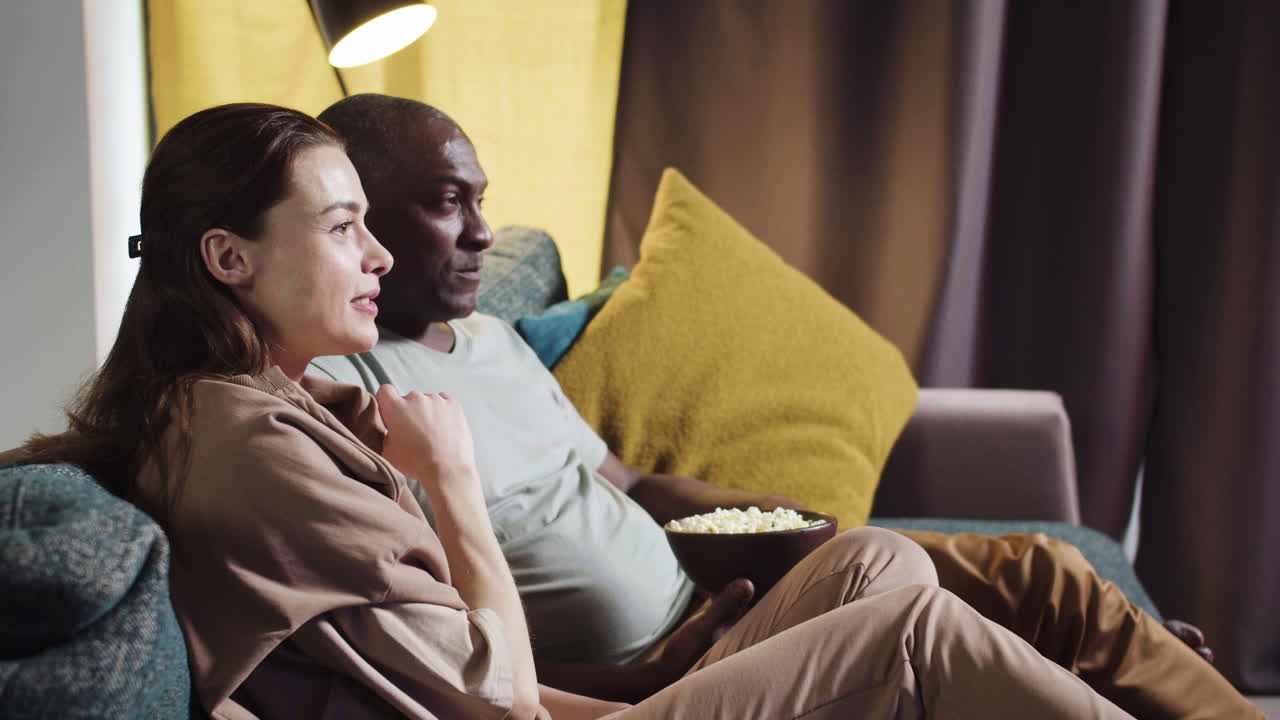 집에서 영화를 보는 커플