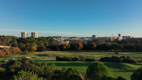 Montpelliers-Kontraste:-Luftaufnahmen-Des-Ruhigen-Golfplatzes-Fontcaude-Im-Kontrast-Zu-B