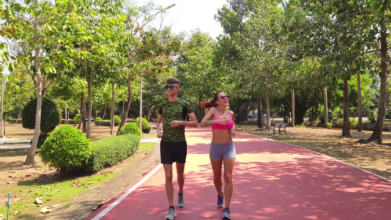 una pareja corriendo en el parque.