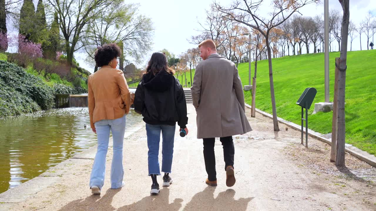 공원에서 고 있는 사람들