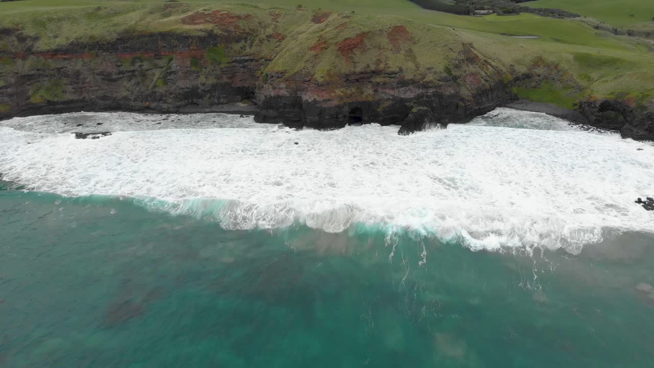 호주 남쪽 절벽에 부서지는 파도를 내려다보는 조감도