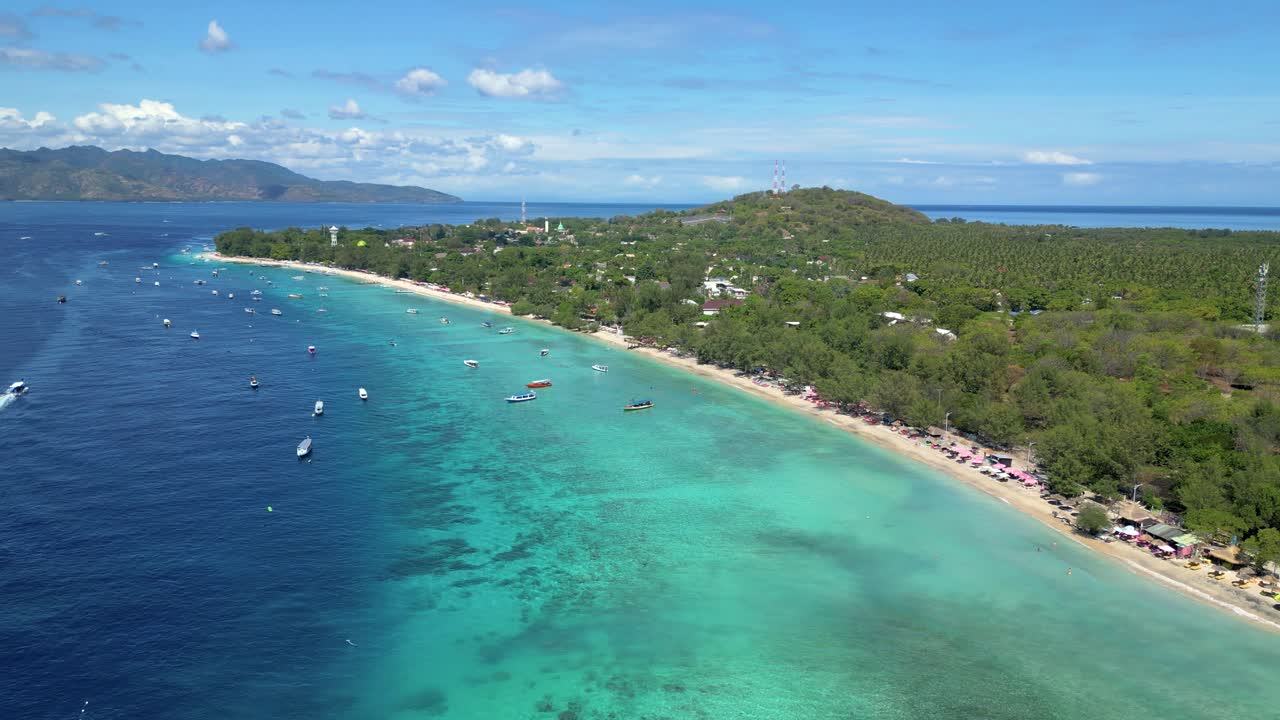 위 에서 볼 수 있는 길리 트라완간, 인도네시아 의 아름다운 낙원 섬 으로,  ⁇ 색 물 과  ⁇  모래 해변 이 있다