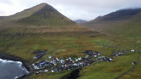 imágenes circulares de drones de la aldea gjogv en la isla de eysturoy en las islas feroe