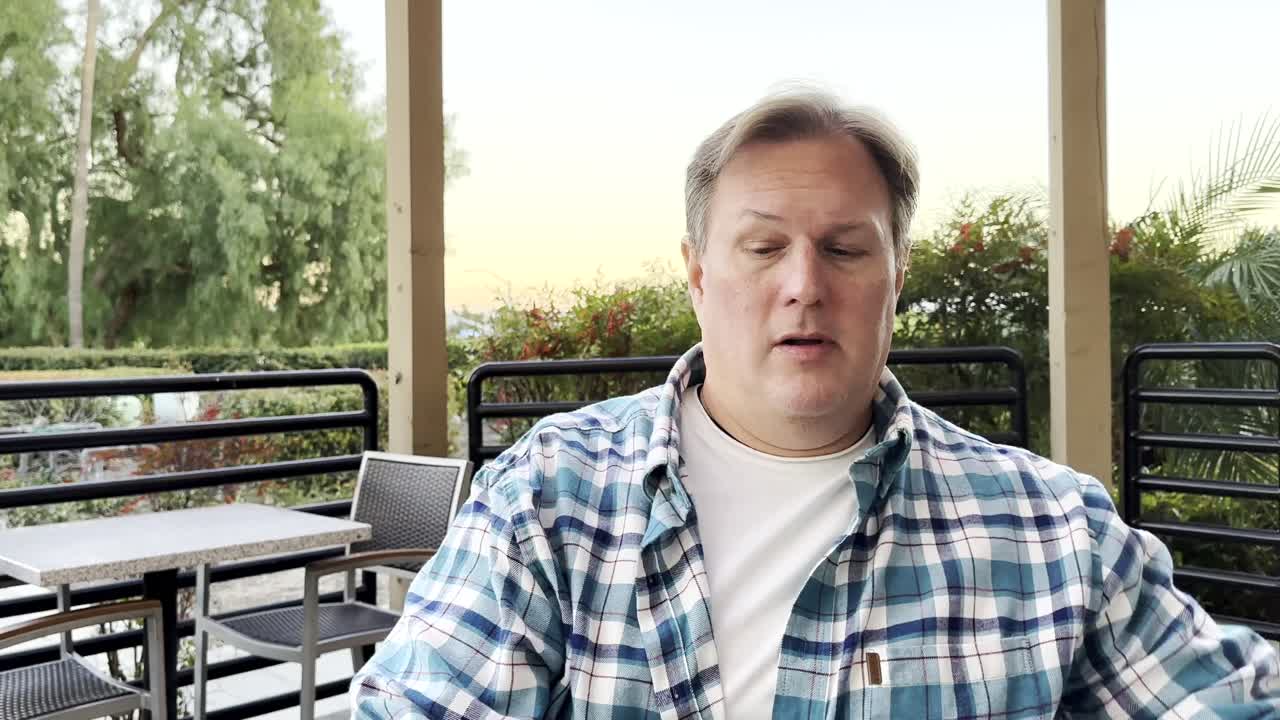 남자는 표현으로 김을 거부합니다.