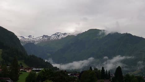 imágenes de lapso de tiempo de niebla blanca de la mañana arremolinándose por el campo