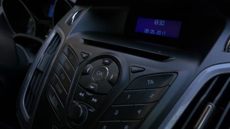 interior del tablero de instrumentos del automóvil con controles y pantalla