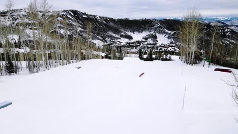 Toma-Aérea-De-Personas-En-Una-Pista-De-Esquí-En-Aspen,-Colorado