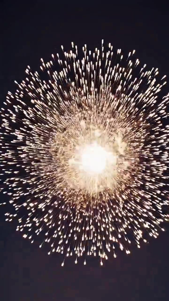 Spettacolare esplosione di fuochi d'artificio dorati nel cielo notturno buio