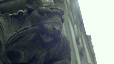 gárgola de piedra en el lado del antiguo edificio de la corte en manchester uk-1