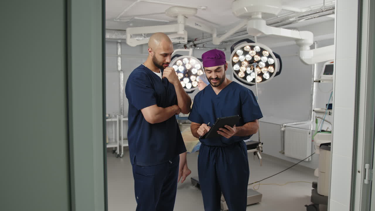 Kirurger drøfter medicinsk procedure