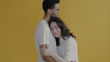 pareja abrazándose