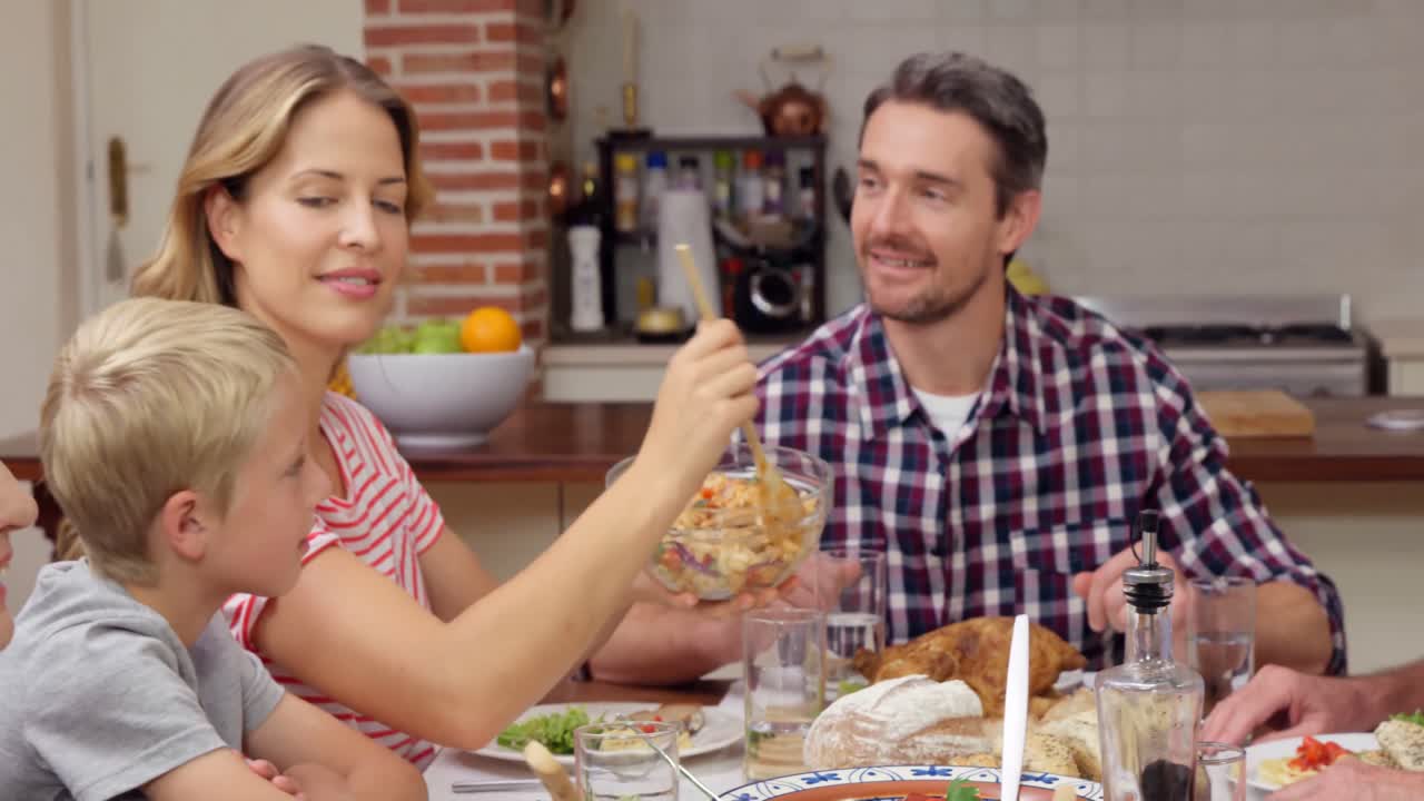 여러 세대의 가족이 점심을 먹고 있습니다.