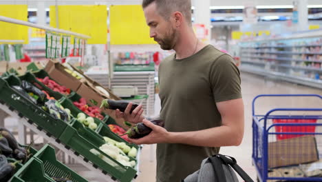 hombre comprando berenjena en un supermercado