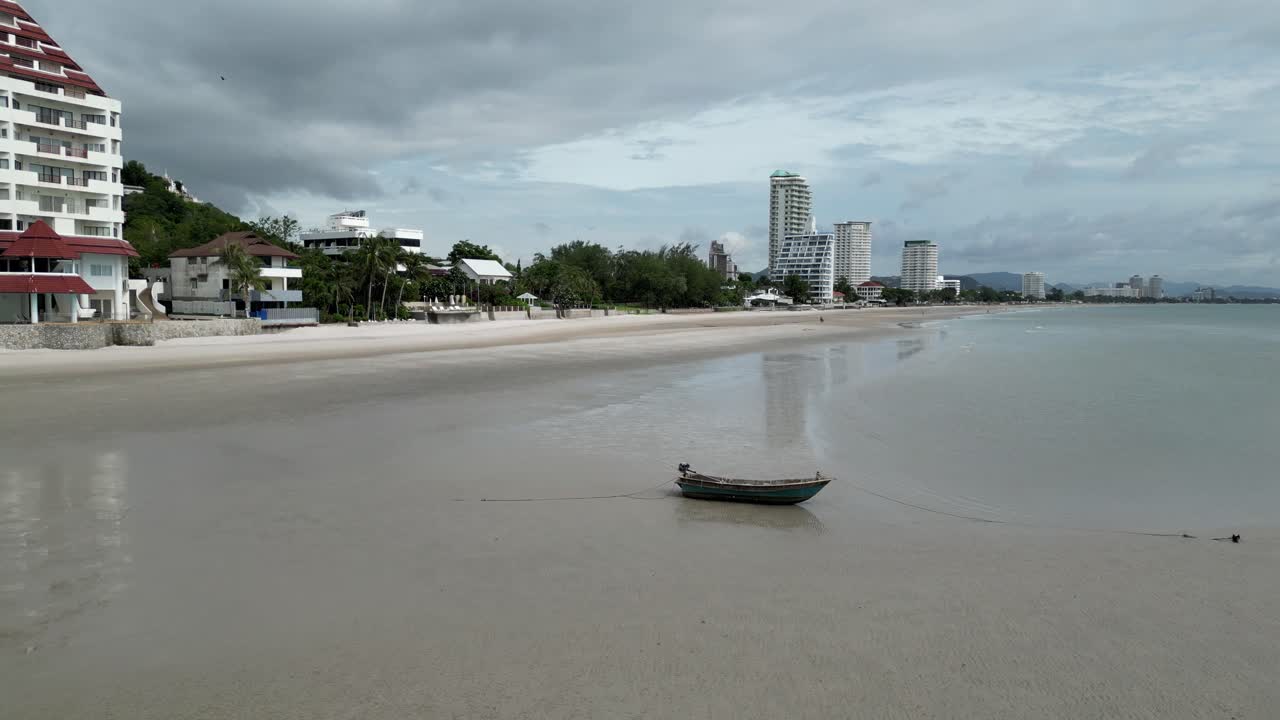 pequeño barco en la playa de hua hin en la marea baja
