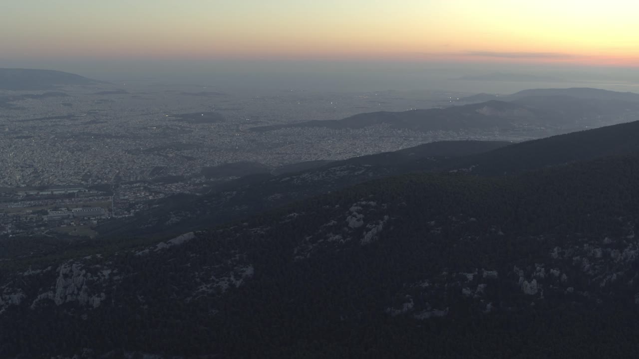 antena - vista panorámica de atenas, grecia desde el monte parnitha al atardecer