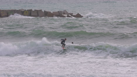 Männlicher-Surfer-Der-Eine-Welle-Reitet