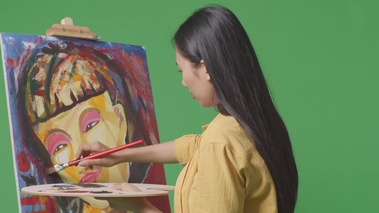 다채로운 추상적인 초상화를 그리는 여자