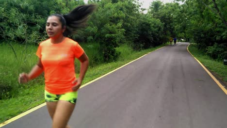 foto de seguimiento de una chica con ropa deportiva trotando en la calle rural, asunción