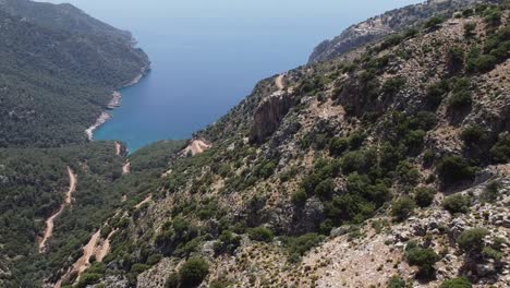 Majestuosa-Vista-Aérea-De-Montañas-Verdes-Cerca-Del-Acueducto-De-Delikkemer-Y-El-Azul-Mar-Mediterráneo-En-Turquía