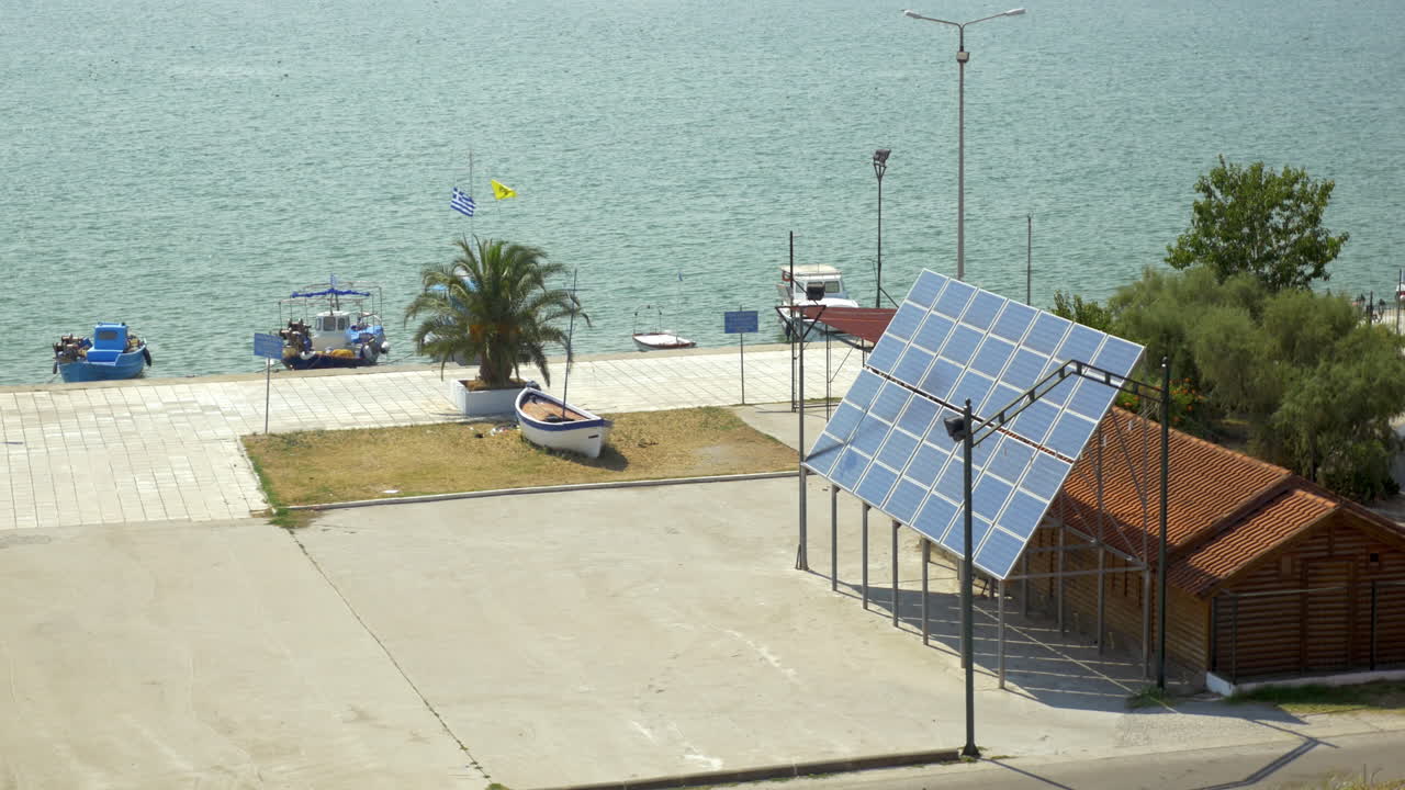 los paneles solares están fijados al lado de la casa en el fondo es un mar tranquilo