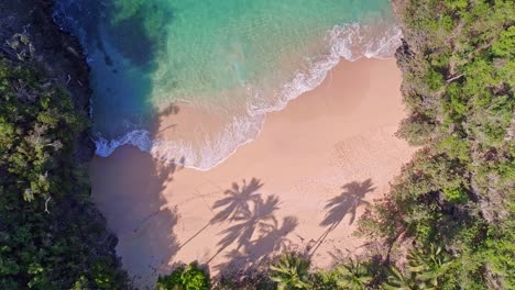 um ascensor aéreo giratório de cima para baixo sobre a perfeita praia isolada das caraíbas, playa onda.