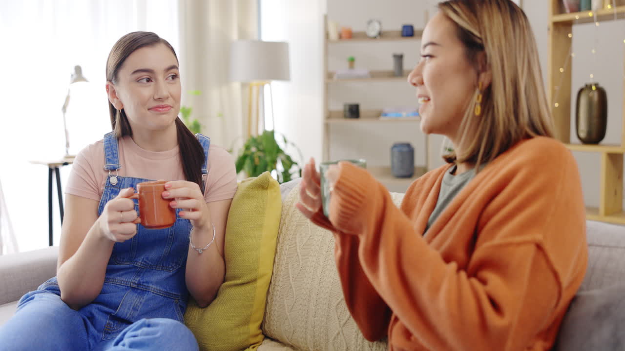 소파에서 커피를 마시고 친구들과 이야기를 나누며 휴식을 취하십시오.