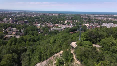 Aerial-drone-shot-of-the-lookout-at-Devil's-Punchbowl-hike-in-Hamilton,-Ontario,-Canada-in-4k