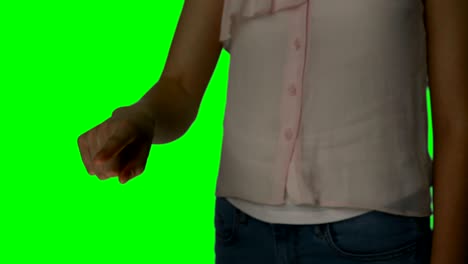sección media de una mujer usando una pantalla digital 4k