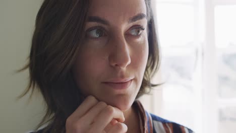 retrato de una mujer caucásica sonriendo y mirando a la cámara