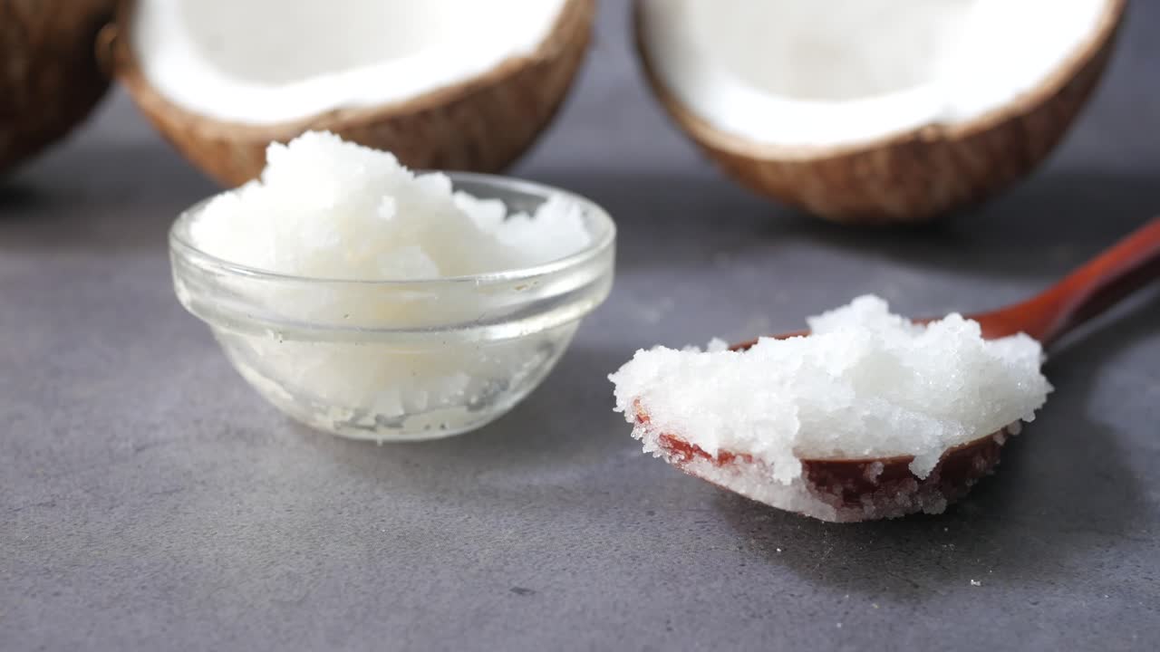 aceite de coco en un cuenco y una cuchara