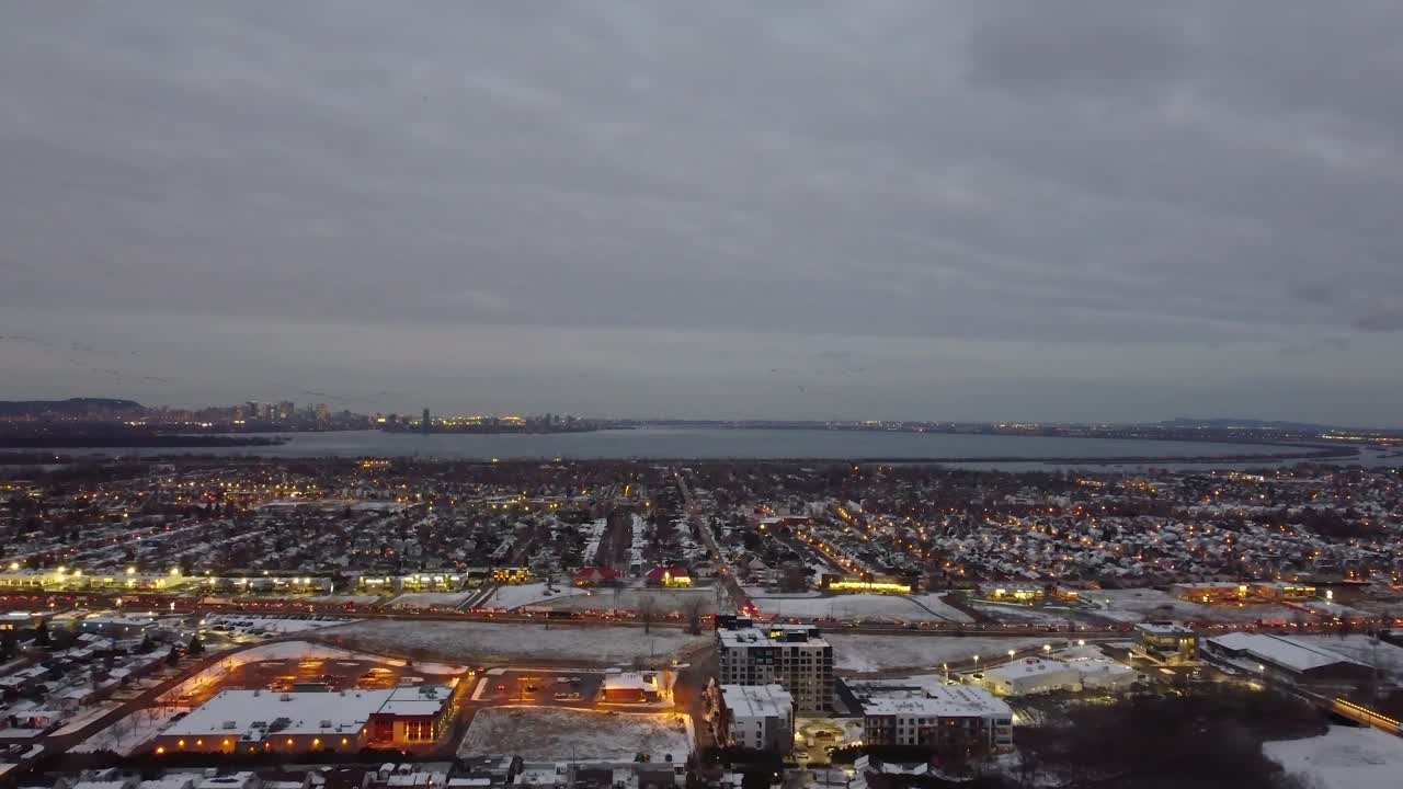 캐나다 주 캔디아크 시의 야간 파노라마 전망.