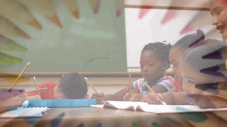 Animação de lápis de cera girando sobre alunos diversos na escola e professora caucasiana feliz.