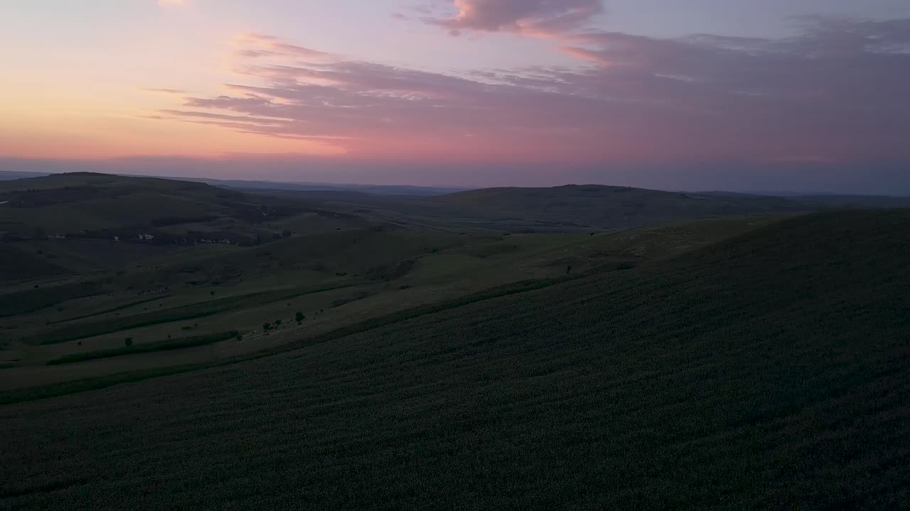 일몰 전에 농장 필드 위로 공중 180도 팬