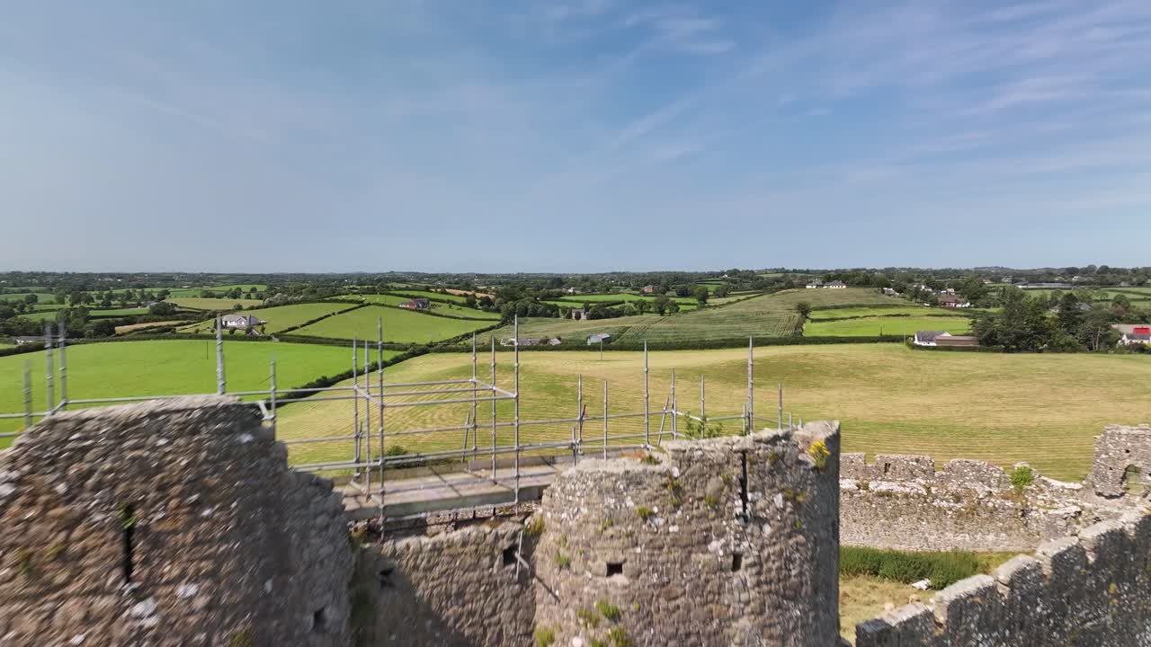 Castello normanno, Castleroche nella contea di Louth, Irlanda. Sorvolo dinamico con drone