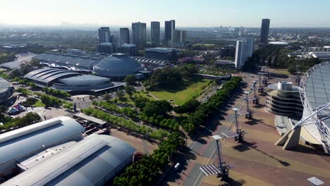 vista aérea de drones del campo de espectáculos del parque olímpico de sydney homebush bay deportes entretenimiento lugar de conciertos área de edificios parque árboles terrenos torres nsw strathfield australia 4k