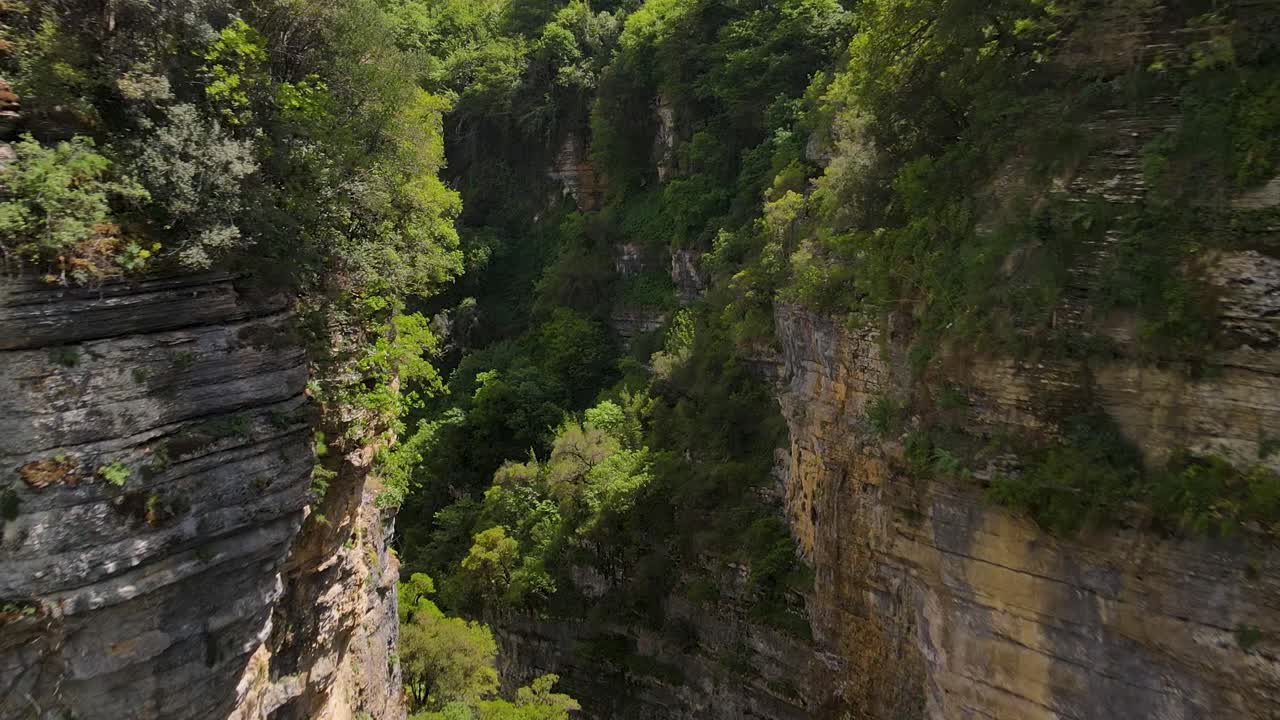 vuelo de avión no tripulado en el cañón de osumi en albania debajo de un puente