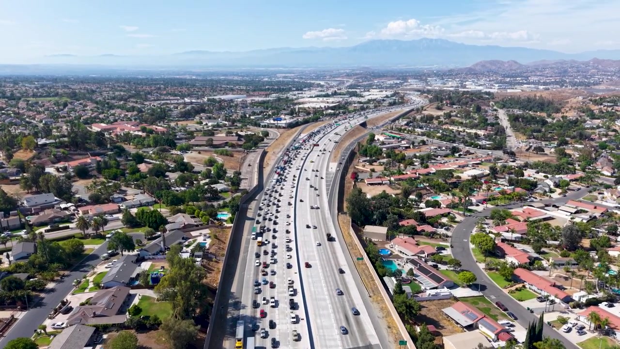 Pemandangan Udara Jalan Tol 15 Arah Selatan dari Corona ke San Diego California pada Jumat Sore. Diambil pukul 15.00, Drone Menampakkan Kemacetan Parah Bermil-mil dari Perjalanan Komuter Orange County